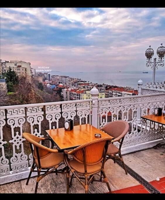 Apartamento 3+1 , Historical Elevator, Warm House Next To Sea Esmirna Exterior foto